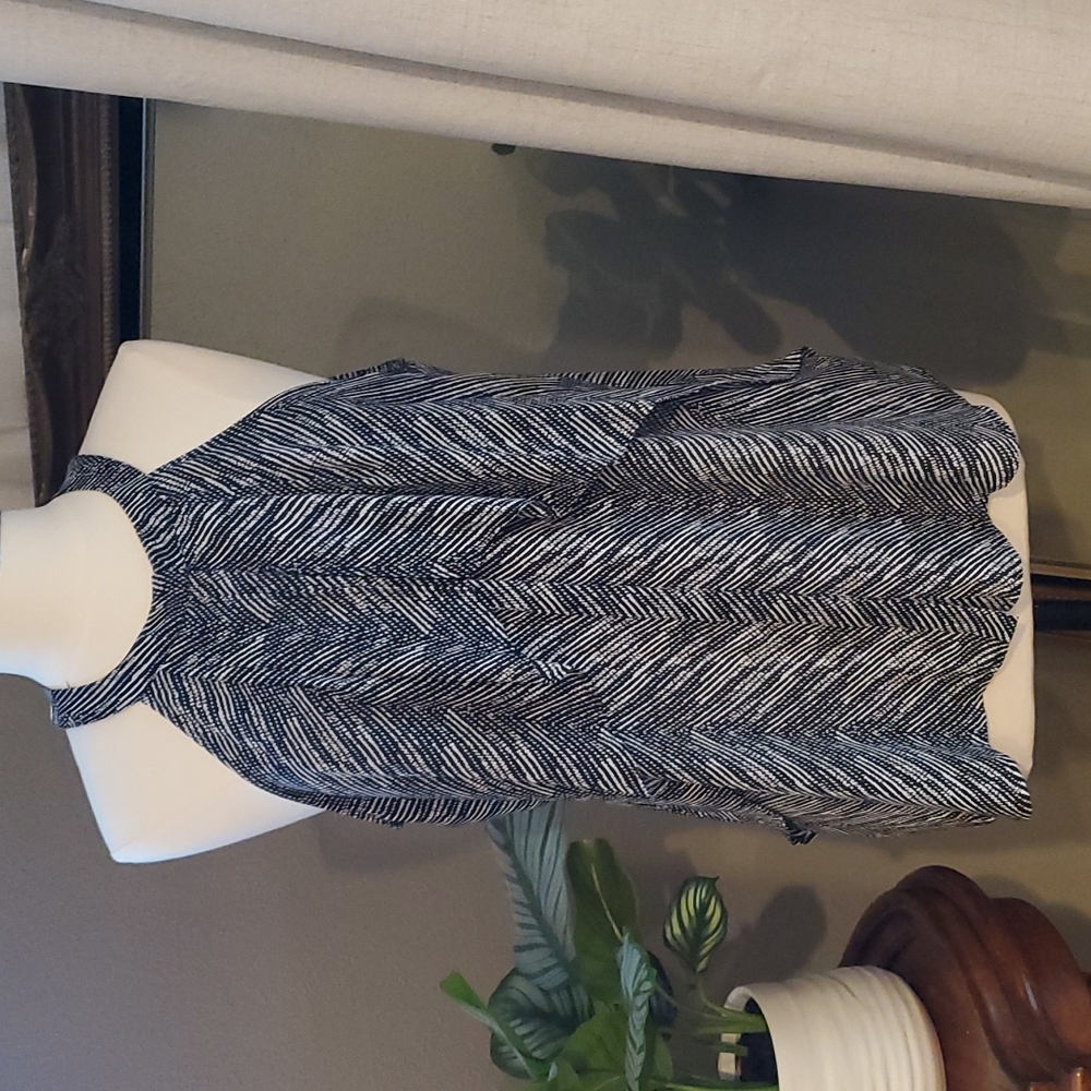 Worthington black and white sleeveless blouse